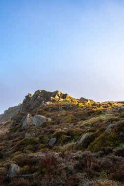 Staffordshire Tepesi Ulusal Parkı 'ndaki The Roaches' ta gün doğumu, İngiltere, İngiltere.