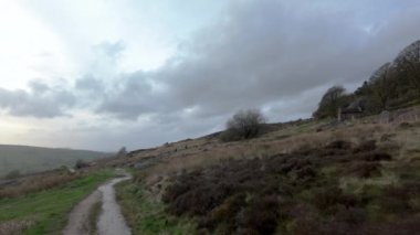 İngiltere 'nin Staffordshire eyaletindeki Peak District Ulusal Parkı' nda İngiltere 'nin kırsal arazisi olan The Roaches' ta İngiliz manzarası.