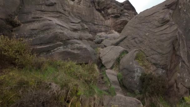 Альпіністи Скелях Національному Парку Пік Стаффордшир Англія Великобританія — стокове відео