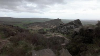 The Roaches in the Peak District Ulusal Parkı, Staffordshire, İngiltere 'de çekim yapıyor..