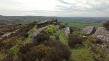 İngiltere 'nin Peak District Ulusal Parkı' ndaki The Roaches at the Peak District Ulusal Parkı 'nda yürüyüş..