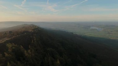 Sabahın erken saatlerinde İngiltere 'nin Peak District Ulusal Parkı' ndaki İngiliz kırsal kesiminin insansız hava aracı perspektifi.
