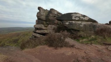 İngiltere 'nin Peak District Ulusal Parkı' ndaki İngiliz kırsal bölgesinin sabit çekim görüntüleri..