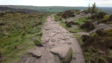 İngiltere 'nin Peak District Ulusal Parkı' nda İngiliz kırsalında yürüyüş..