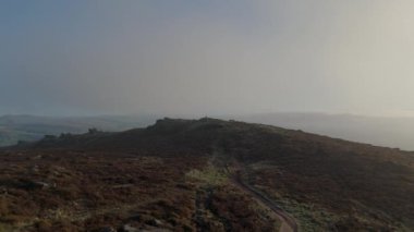 İngiltere, İngiltere 'deki Peak District Ulusal Parkı' ndaki engebeli bir İngiliz arazisinin üzerinde uçan sinematik hava görüntüsü..