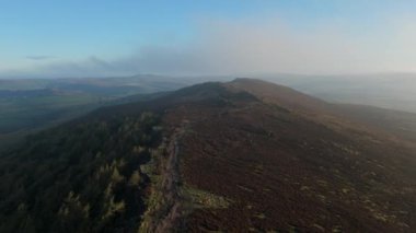 İngiltere, İngiltere 'deki Peak District Ulusal Parkı' ndaki İngiliz kırsal bölgesinin sinemalı insansız hava aracı görüntüleri..
