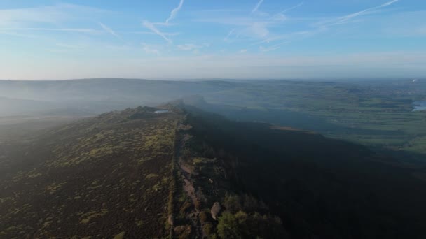 Cinematic Drone Roll Terbang Atas Titik Trigonometri Roaches Peak District — Stok Video
