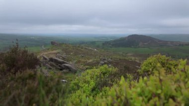 Peak District Ulusal Parkı, İngiltere, Ramshaw Kayalıkları ve Hen Cloud 'un statik B-roll görüntüleri..