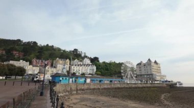 Llandudno, Galler, İngiltere 'deki deniz ve plajın görüntüsü..