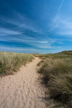 Talacre 'daki kum tepeleri ve plaj Kuzey Galler, İngiltere' de güneşli bir yaz gününde popüler bir turizm beldesi..