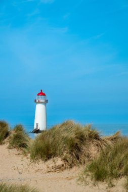 Kum tepeleri ve İngiltere 'de güneşli bir yaz gününde Talacre sahilindeki Ayr Deniz fenerinin ikinci derece binası listelendi..
