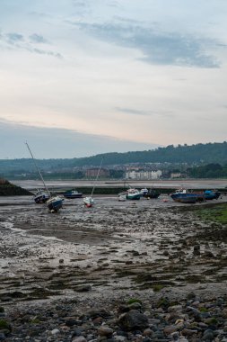 Rhos-on-Sea, Wales, Uk 'un limanına demirlemiş küçük tekneler..