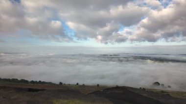 Staffordshire, İngiltere 'deki The Peak District Ulusal Parkı' ndaki The Roaches 'ta hızlı hareket eden bulutlar, sis ve sisin hızlanması..