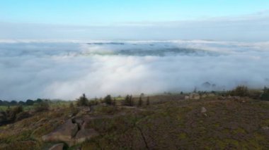 İngiltere, İngiltere 'deki Peak District Ulusal Parkı' ndan yükselen sis, sis ve mor fundanın hava görüntüsü..
