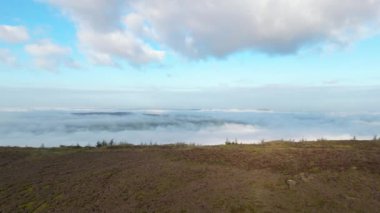 İngiltere, İngiltere 'deki Peak District Ulusal Parkı' ndaki sis ve sisin sinematik B-roll görüntüleri..