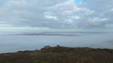 İngiltere, İngiltere 'deki Peak District Ulusal Parkı' ndaki sis ve sisin sinematik B-roll görüntüleri..