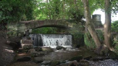 Şelalenin çekimini durdurdu ve Slitting Mill, Rugeley, İngiltere Heritage Trail 'in bir parçası olan Slitting Mill' de kemerli taş köprü kuruldu..