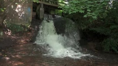 Miras Yolu 'nun bir parçası olan Slitting Mill, Rugeley, İngiltere ve İngiltere' deki Boynuz Havuzu şelalesi ve taş köprüsünü yakınlaştır..