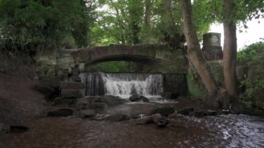 Şelalenin görüntüsünü yakınlaştır ve Slitting Mill, Rugeley, İngiltere Heritage Trail 'in bir parçası olan.