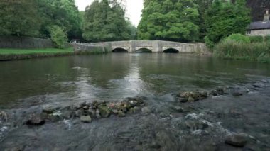 Wye nehri Ashford 'dan akıyor Peak District Ulusal Parkı' ndaki suda..