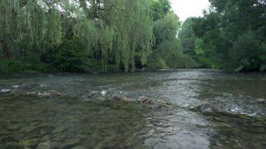 İngiltere, İngiltere 'deki Derbyshire Tepesi Ulusal Parkı' nda Ashford 'da bulunan üç kemerli koyun yıkama köprüsünden akan Wye Nehri' nin B rulosu kilitlendi..