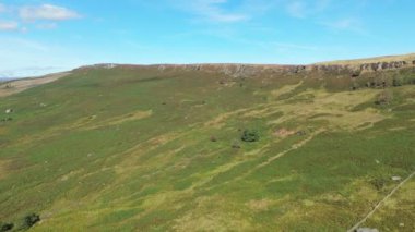 İngiltere 'nin İngiltere' deki Peak District Ulusal Parkı 'ndaki Stanage Edge' deki İngiliz kırsal bölgesinin sinema görüntülerini izliyoruz..