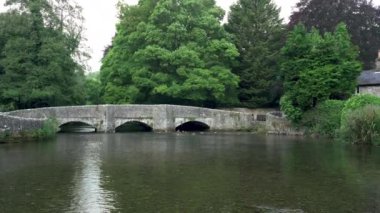 İngiltere, İngiltere 'deki Derbyshire Tepesi Ulusal Parkı' ndaki Ashford 'da bulunan üç kemerli koyun yıkama köprüsünün B rulosunu yakınlaştır..