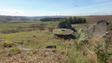 İngiltere 'nin Peak District Ulusal Parkı' ndaki Stanage Edge 'deki terk edilmiş değirmen taşlarının B kaydı..