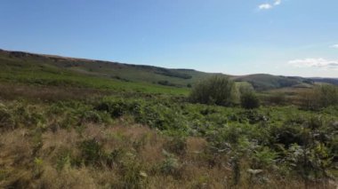İngiltere 'nin Peak District Ulusal Parkı' ndaki Stanage Edge 'deki İngiliz kırsalının sinema kayıtları..