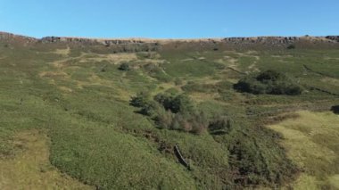 İngiltere 'nin İngiltere' deki Peak District Ulusal Parkı 'ndaki Stanage Edge' deki İngiliz kırsal bölgesinin sinema görüntülerini izliyoruz..