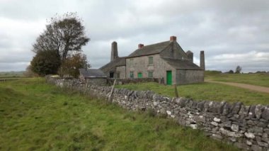 İngiltere 'deki Derbyshire Tepesi Ulusal Parkı' nda terk edilmiş bir kurşun madeni..