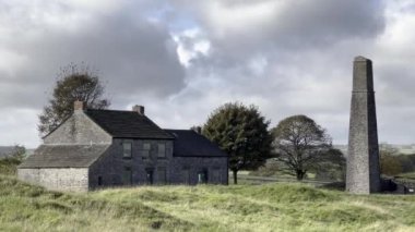 İngiltere 'nin Derbyshire Tepesi' nde güneşli bir sonbahar gününde Sheldon köyü yakınlarındaki terk edilmiş kurşun madeninin görüntülerini saklıyorum..