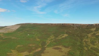 İngiltere 'nin Peak District Ulusal Parkı' ndaki Stanage Edge 'deki İngiliz kırsalına sabah insansız hava aracı perspektifi.