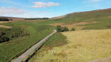 İngiltere 'nin Peak District Ulusal Parkı' ndaki Stanage Edge 'deki İngiliz kırsalına sabah insansız hava aracı perspektifi.