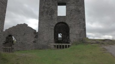 İngiltere 'deki Derbyshire Tepesi Ulusal Parkı' nda terk edilmiş bir kurşun madeni..