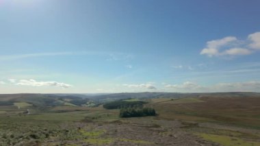 İngiltere 'nin Peak District Ulusal Parkı' ndaki Stanage Edge 'in kumtaşı yamaç kaymasının B ekran görüntüsü..