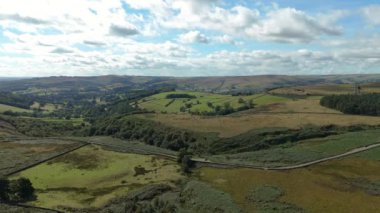 İngiltere 'nin Peak District Ulusal Parkı' ndaki Stanage Edge 'deki İngiliz kırsalına sabah insansız hava aracı perspektifi.