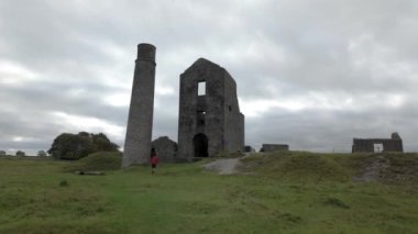 SHELDON, DERBYSHIRE, İngiltere - 17 Ekim 2024: İngiltere 'nin Peak District Ulusal Parkı' ndaki Magpie Madeni 'nde kırmızı ceket giyen erkek turist.