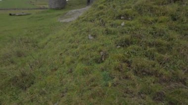 İngiltere 'nin Derbyshire Tepesi' nde güneşli bir sonbahar gününde Sheldon köyü yakınlarındaki terk edilmiş kurşun madeninin görüntülerini saklıyorum..