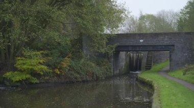 Stockton Brook yakınlarındaki 24 numaralı köprüde sonbahar sezonu boyunca Caldon Kanalı 'nın B-roll çekimleri..