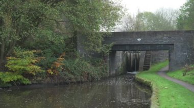 Stockton Brook, Stoke-on-Trent yakınlarındaki 24 nolu köprü ve kilidin görüntüsü.
