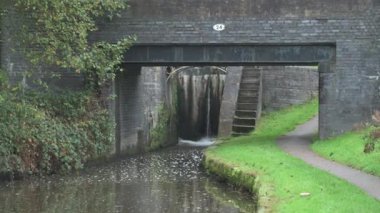 Stockton Brook, Stoke-on-Trent 'teki sonbahar yapraklarıyla çevrili Caldon Kanalı' ndaki kilit kapısının görüntülerini göster..