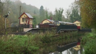 Consall tren yolunun yenilenmiş olduğu Caldon Kanalı, Churnet Vadisi, Staffordshire, İngiltere ve İngiltere 'nin yanında yer alan tren istasyonunun B-roll çekimleri durduruldu..