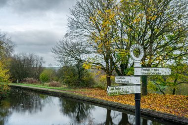 Caldon Kanalı, Staffordshire, İngiltere 'deki Hazlehurst kavşağında mesafeyi gösteren işaretler var..