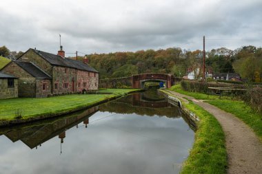 Caldon Kanalı 'ndaki Denford, İngiltere' nin iç su yolundaki 38. köprüde sonbahar renkleri.