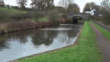 Caldon Kanalı 'ndaki 36. köprünün kırsal sonbahar manzarası Hazlehurst kavşağı yakınında, Staffordshire, İngiltere, İngiltere.