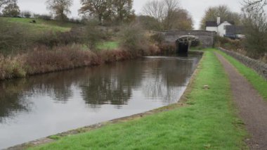 Caldon Kanalı 'ndaki 36. köprünün kırsal sonbahar manzarası Hazlehurst kavşağı yakınında, Staffordshire, İngiltere, İngiltere.