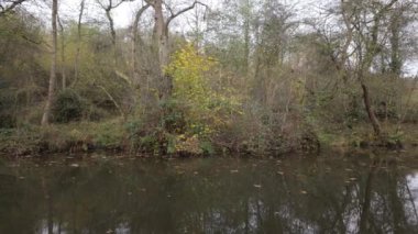 Froghall, Staffordshire, İngiltere 'deki Caldon kanalı boyunca uzanan sonbahar görüntüsü..