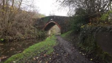 Froghall, Staffordshire, İngiltere 'deki Caldon kanalı boyunca uzanan sonbahar görüntüsü..