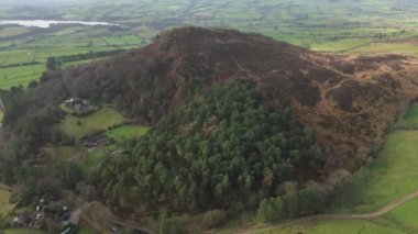 Geri çekilip, İngiliz Peak District Ulusal Parkı 'ndaki Hen Cloud' un B-roll hava aracı görüntülerini ortaya çıkaracağız..
